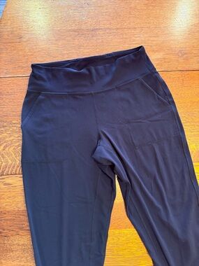 Black High-Waist Active Leggings with Side Pockets